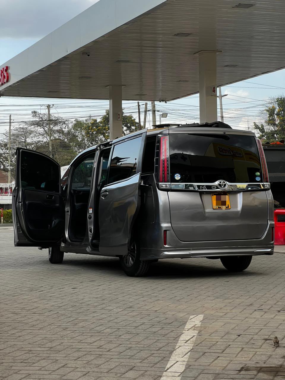 TOYOTA NOAH