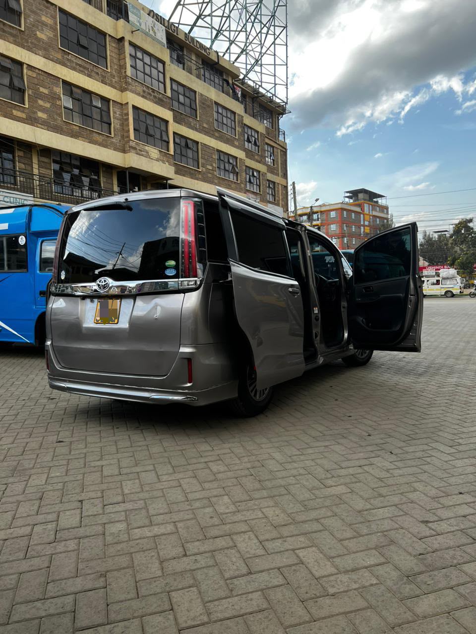 TOYOTA NOAH